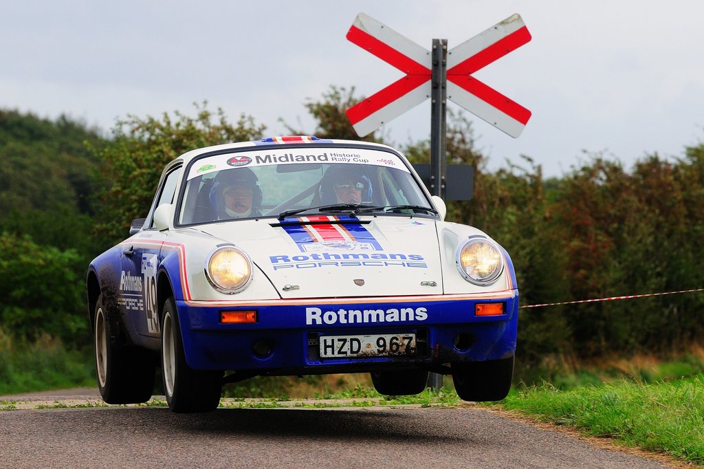Den tidligere mester i historisk rally, Per G. Hansen fra Ringsted, har endnu ikke vundet Munkebjerg HillClimb. Nu gør han endnu et forsøg i sin Porsche 911 3,0 RSR fra 1976.
(Foto: Michael Eisenberg)